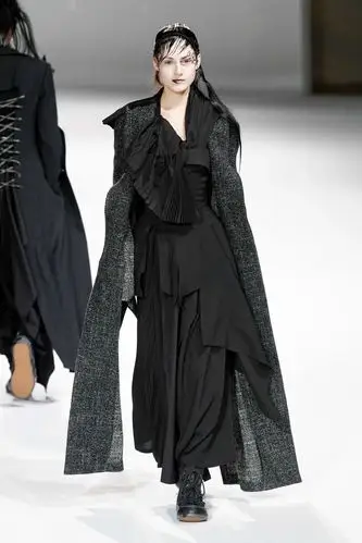 山本耀司yohji yamamoto 2020秋冬系列 | 不对称褶边,抽象的涂鸦, 出