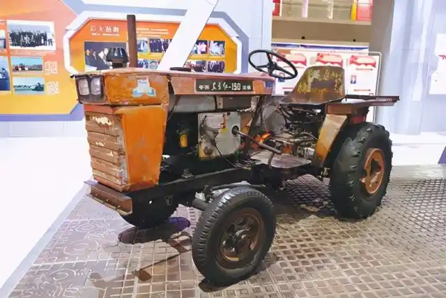 爷爷手工打造小四轮拖拉机 陪同4岁孙子遛弯忒拉风