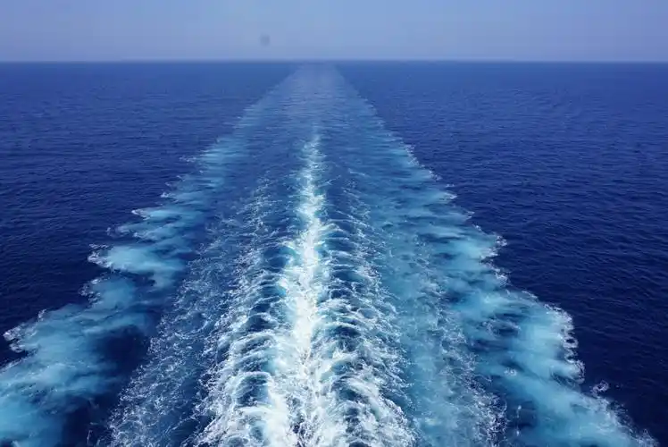 轮船在海靣上犁出的美景