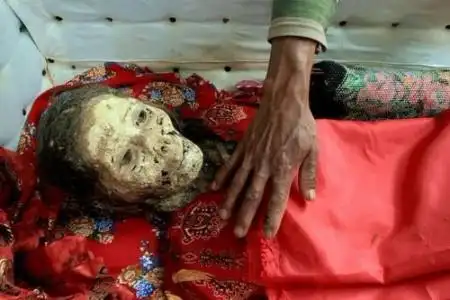 导致肉身不腐这个女尸不断尸体没有腐烂,而且连指甲眼睫毛都