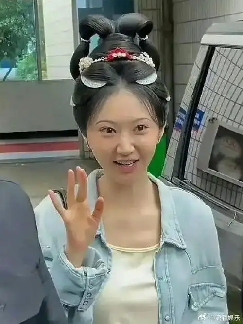 景甜好像出了整容事故,如今面容已经大变样,网友直呼认不出!