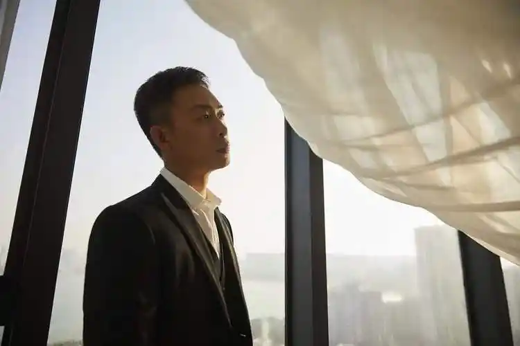 张译亮相金鸡百花电影节开幕式 凭借《悬崖之上》角逐最佳男主角