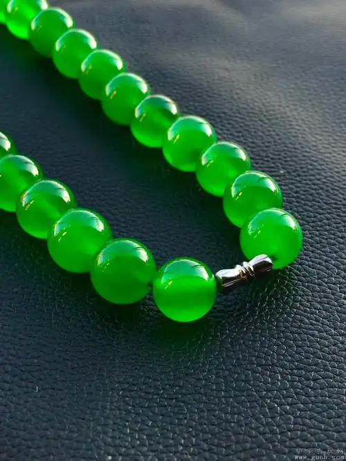 帝王绿高冰翡翠珠子项链一条自然光实拍成色漂亮珠子圆润满绿通透油润