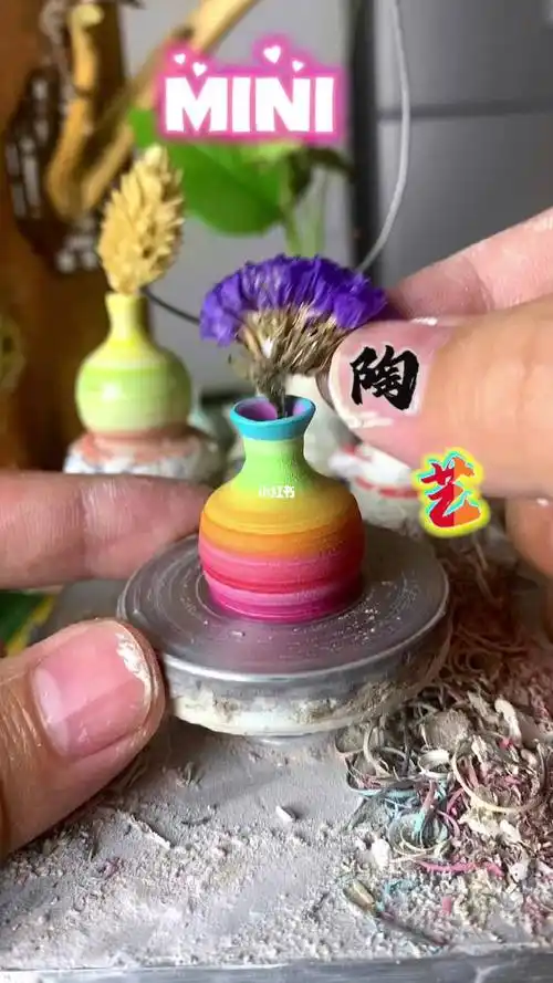 彩虹色迷你花瓶制作期待它烧制出来的样子吗