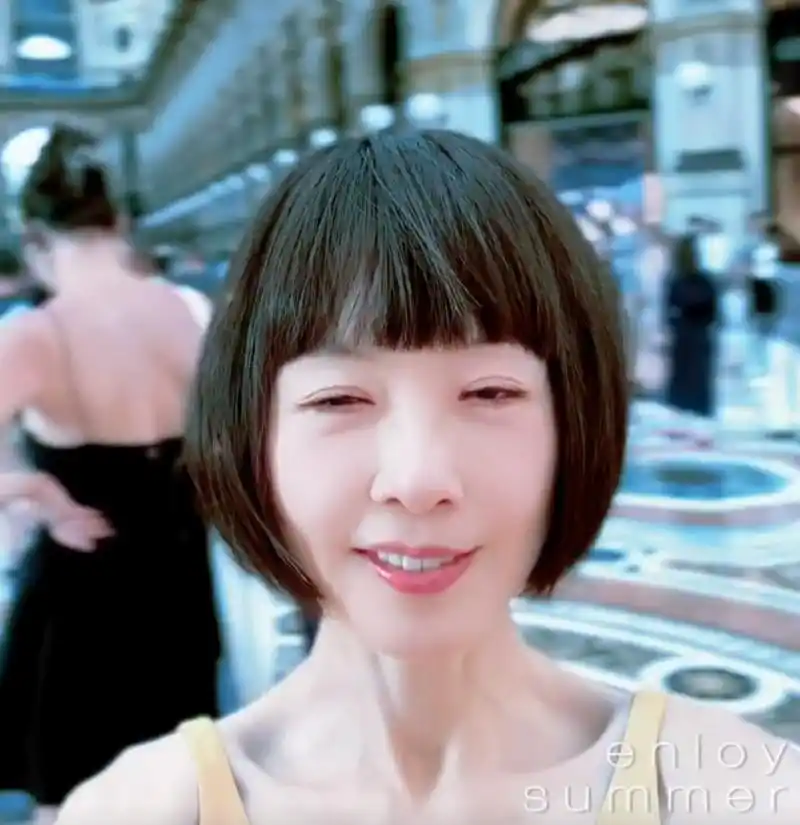 53岁鲁豫近照曝光,瘦到吓人的"排骨胸"和干瘦身材引热议