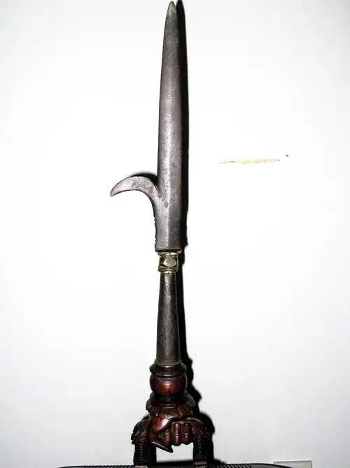 镰刀跟长枪结合产生的 a target="_blank" href="/item/冷兵器