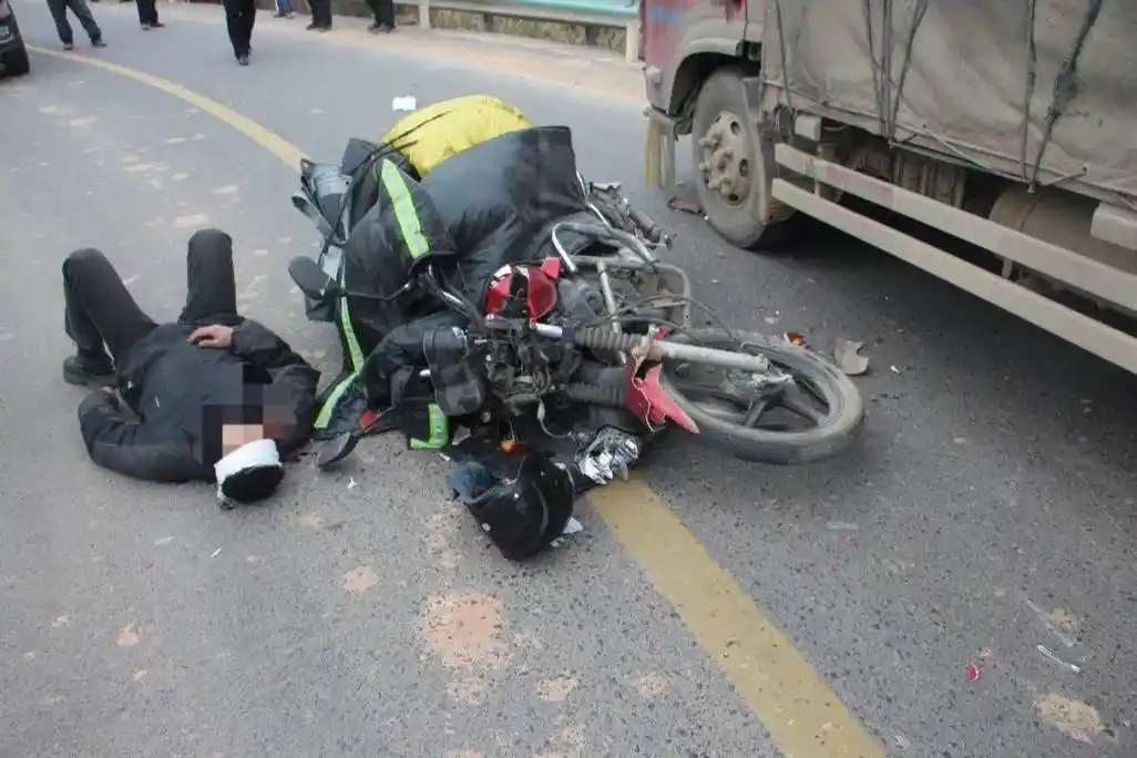 民警到达现场后发现,事故地点处于弯道上,摩托车倒在货车旁边,车身