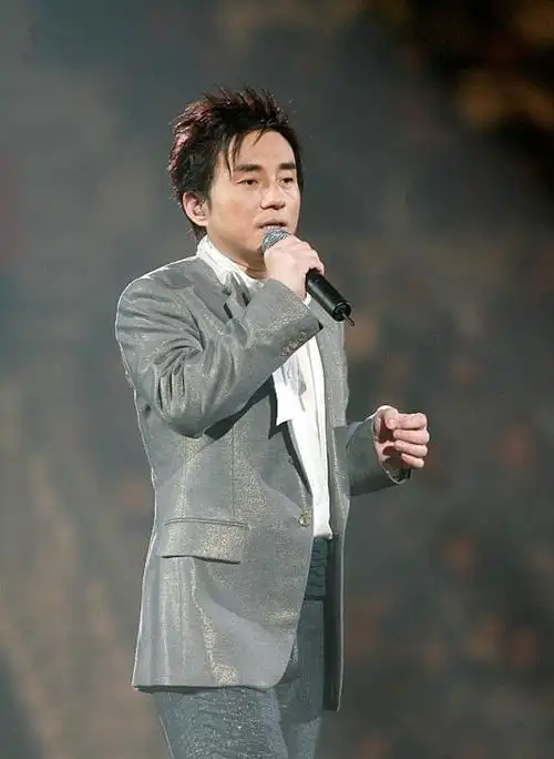 56岁吕方近况:和郑裕玲相爱16年不结婚,转身和80后女富婆生子