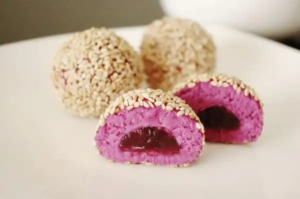 紫薯豆沙团子 材料:紫薯200g 糯米粉50g 红豆沙适量 芝麻适量 水适量