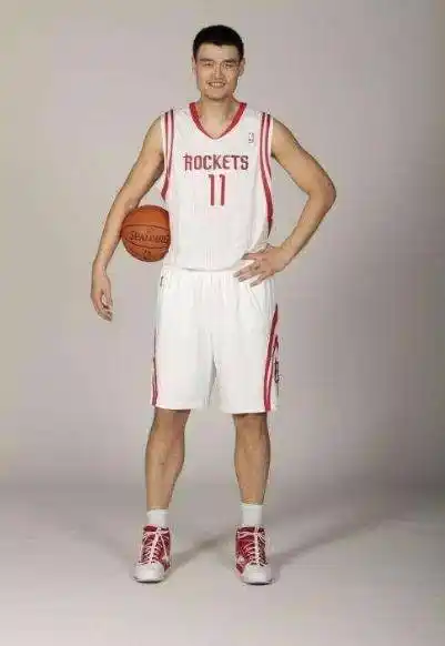 在发展事业的同时爱情也在朝夕相处间产生,和同为篮球运动员的叶莉