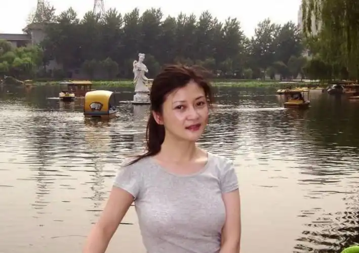 回顾歌手朱晓琳走红背后有艰辛15岁走红21岁隐退53岁仍未婚