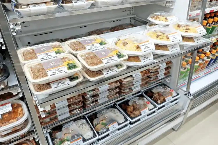 现在的便当,不仅可以在便当专卖店可以买到,还可以在便利店里买到.