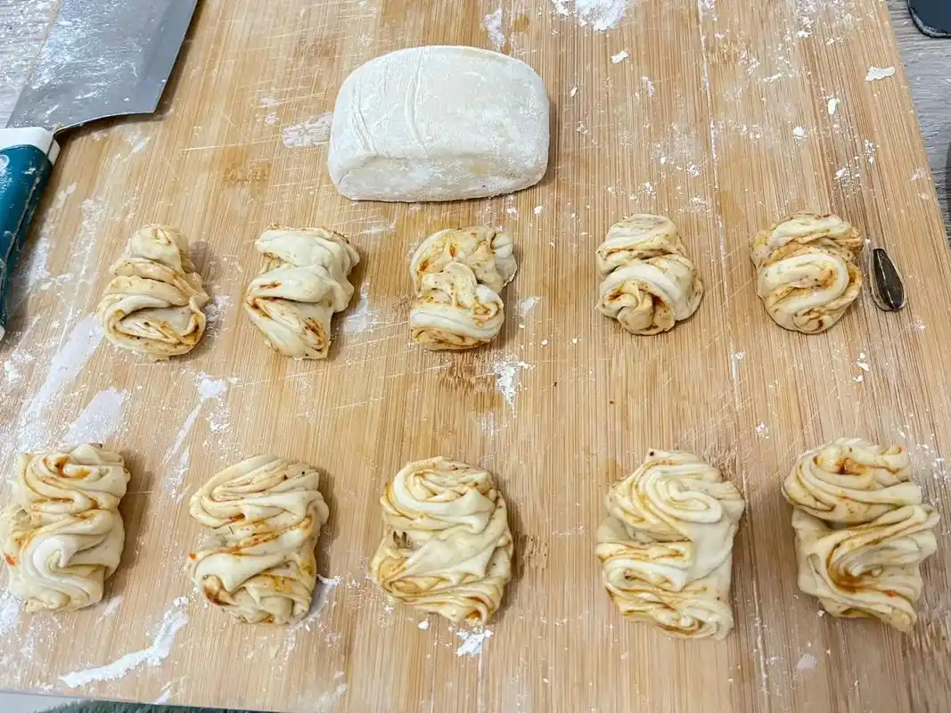 手工馒头 #花卷 赵师傅忙碌了一下午 各个笑开了花 - 抖音