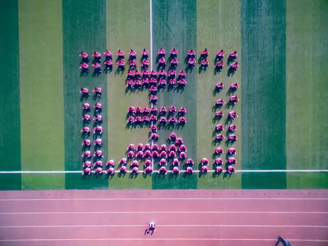 航拍高校军训阅兵式秀国字造型