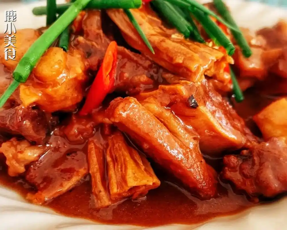 春节鸡鸭鱼肉吃腻了,就来盘此菜解嘴馋,酱香爽嫩,回味无穷