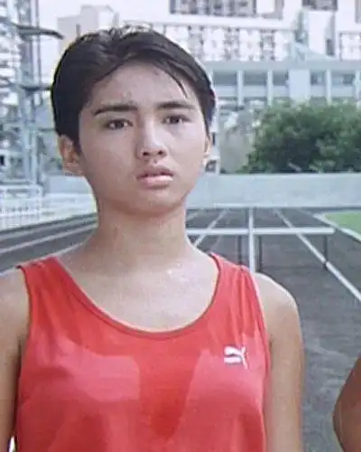 黎姿14岁那年,被星探发现,第一次出演了一部喜剧电影《开心鬼放暑假》