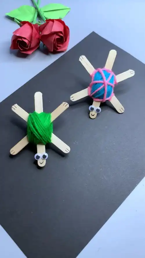 用三根雪糕棒制作可爱的毛线小乌龟简单又有创意适合暑假在家玩的手工