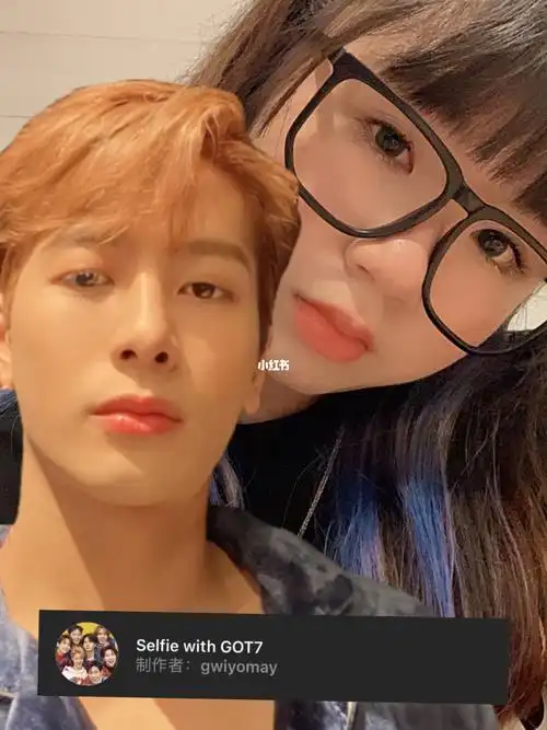 和王嘉尔还有lisa拍合照啦!