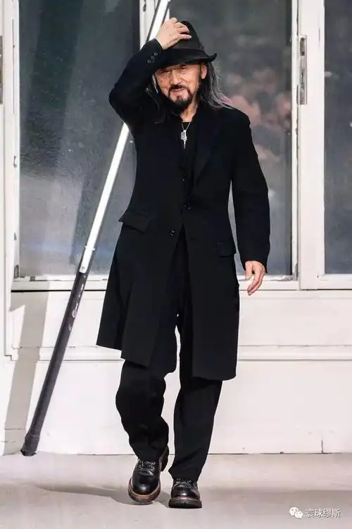 这次山本耀司将黑色布料作为画布!用服装来了一场书法和绘画的较量!