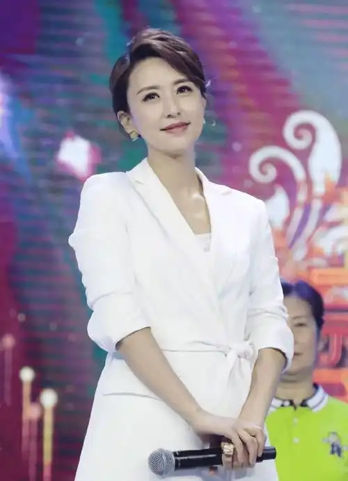 央视张蕾主持"雷锋月"活动,西服套装太紧身,网友表示不习惯