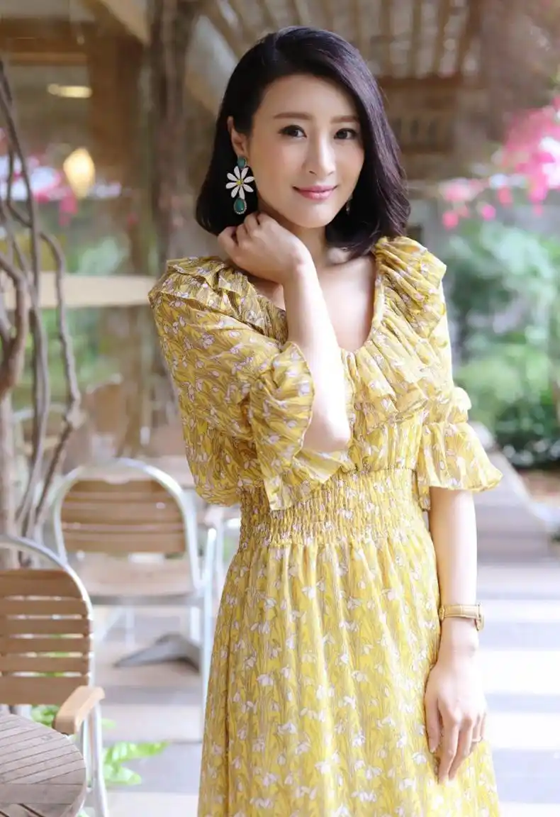 tvb美女林夏薇身穿一袭碎花连衣裙,清新靓丽!