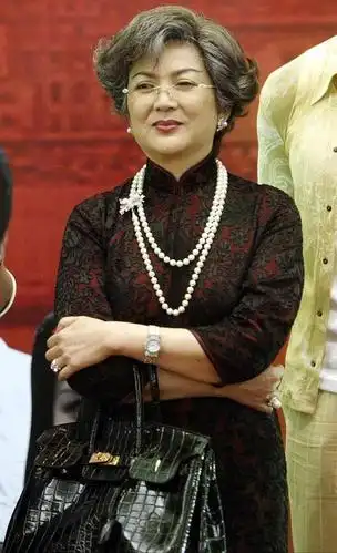 快70岁的冯宝宝才是真的风韵犹存,身材一点没缩水,气质比谁都好