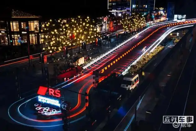 因为在成都最繁华最时尚的太古里,诞生了国内首条城市空中赛道.