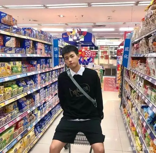 组图超市里购物的小奶狗16岁高中男生像不像你的邻家弟弟