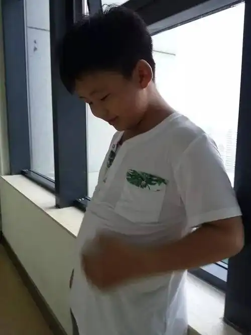 8岁男孩2个月里把自己从60斤吃撑到93斤!竟是为了.