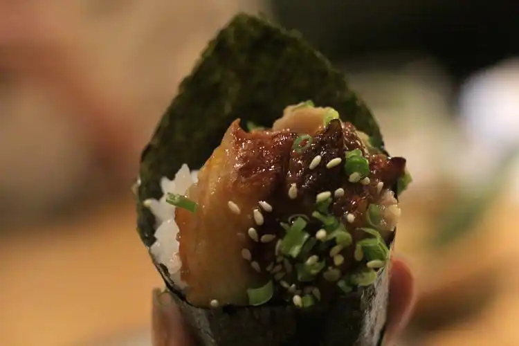 鞭炮烤鸡味道好吃,鸡肉嫩,汁也不抢肉的嫩.