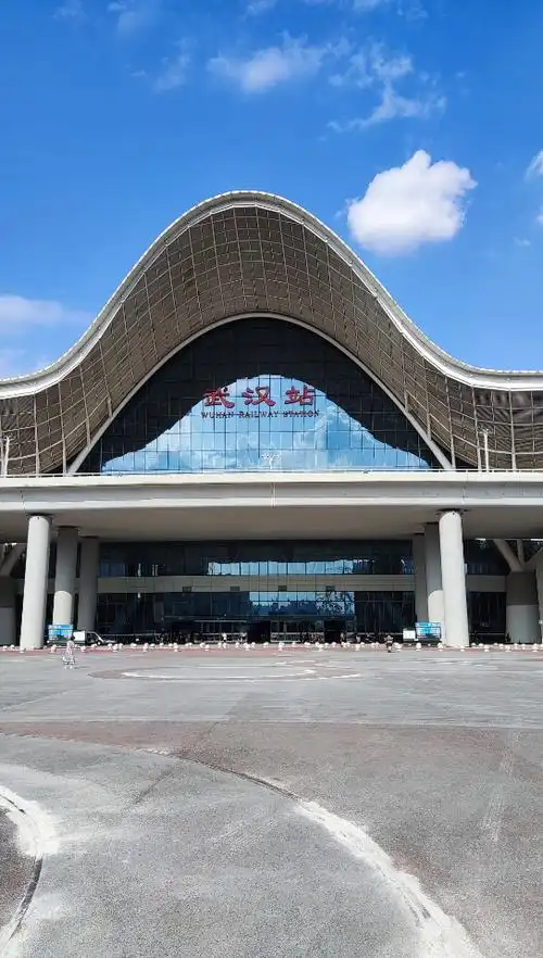 武汉站的下午上和早上,不敢说早晨.起的晚