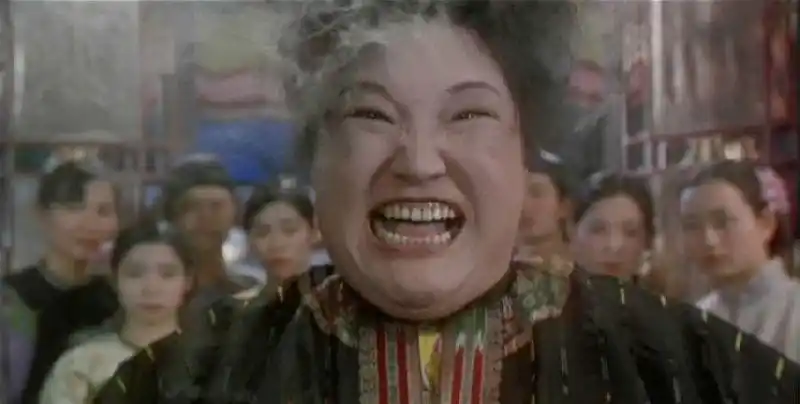 她是周星驰剧中最丑的女配角, 如今62岁仍未嫁人, 被观众评为女神