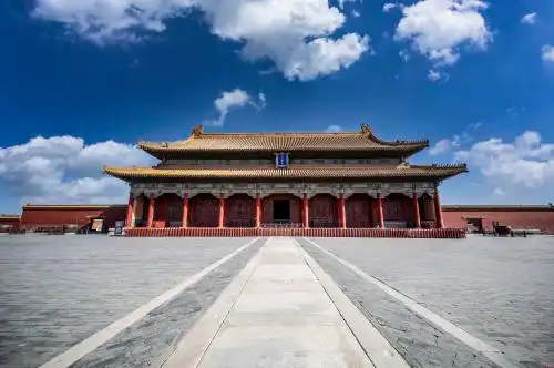蓝天白云下的北京故宫保和殿