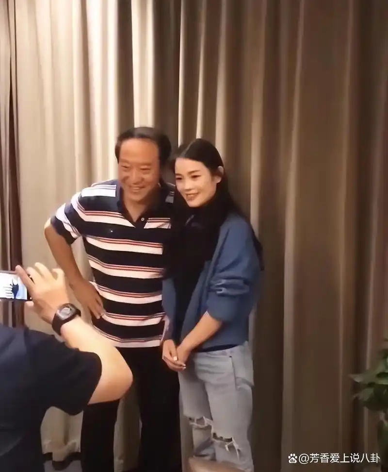 牛群:58岁与妻子离婚,64岁在节目中晕倒,离开冯巩后的他有多惨