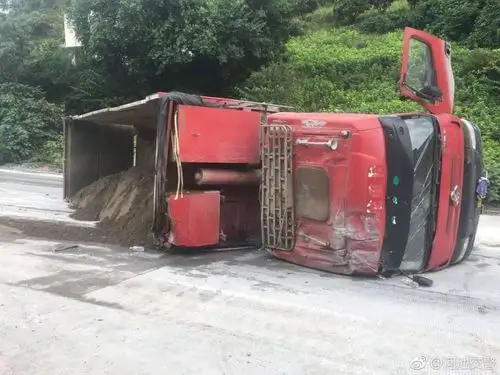 一辆金城江往都安方向的大货车,失控侧翻在道路上