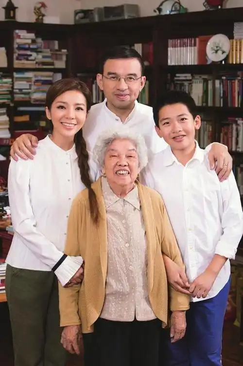 回顾朱迅嫁大8岁王志伺候瘫痪公公抗癌期母亲成心中一生的痛