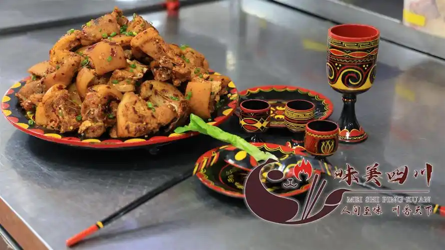 彝家乌金猪坨坨肉