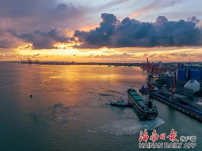 9月19日,在洋浦港的一个码头,船舶缓缓靠岸.海南日报记者 李天平 摄