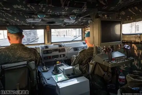 钻进装甲车通过红场 感受别样阅兵式