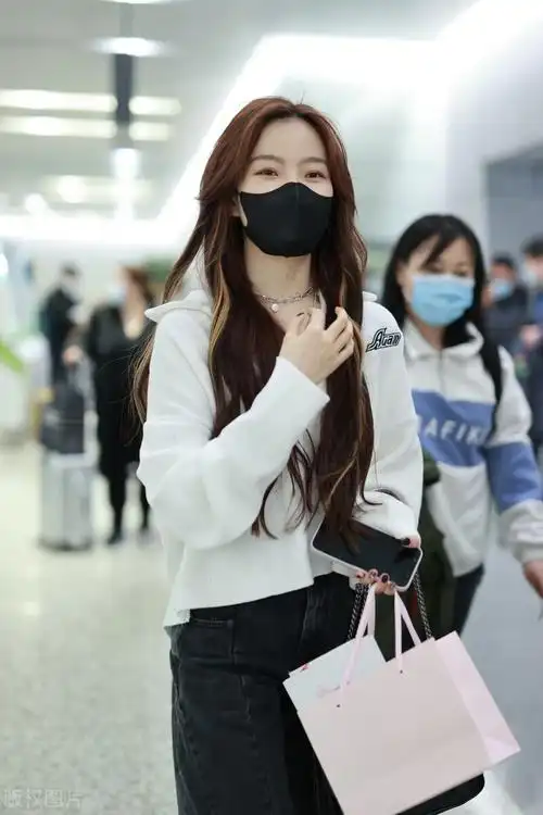 陈卓璇穿白色v领毛衣现身机场,喜笑颜开气场御姐范