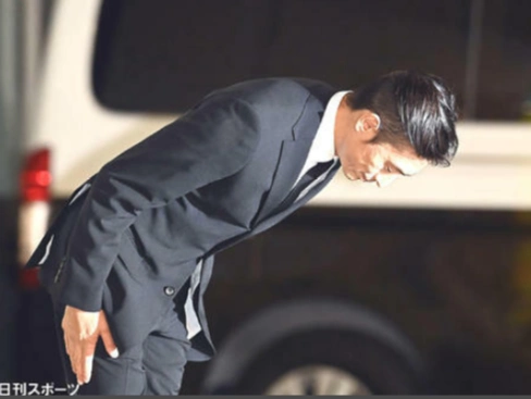 他鞠躬并且低下了头,沉默了4秒钟.