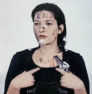 《节奏0》是阿布拉莫维奇的"节奏系列"终结作品,她第一次尝试和