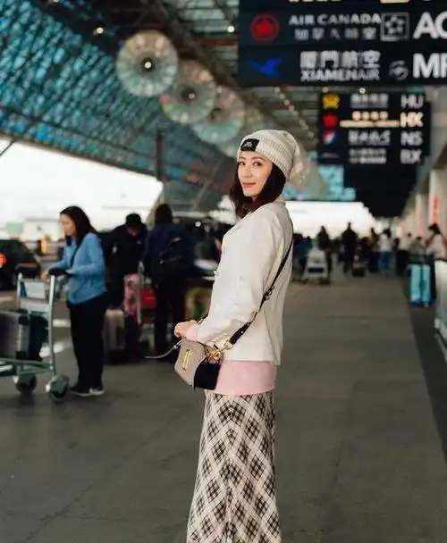 脚上贾静雯穿了一双马丁靴,马丁靴的款式复古又时尚,白色还显得很清新