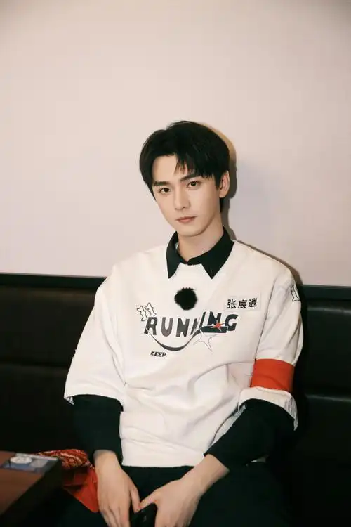 张宸逍曲棍球一把进框