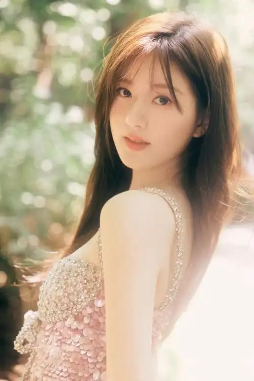 赵露思最新活动造型大片释出 穿粉色亮片吊带裙又美又仙