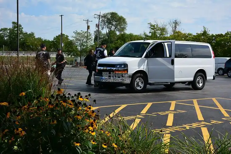 大型面包车在美国很多,主要以美国本土品牌为主.