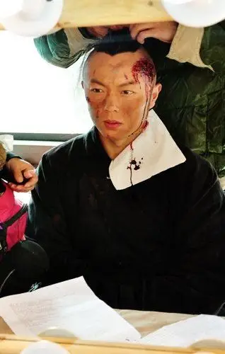 新闻台 新闻中心  日前,演员谢苗在拍摄电视剧《建元风云》一场重头戏