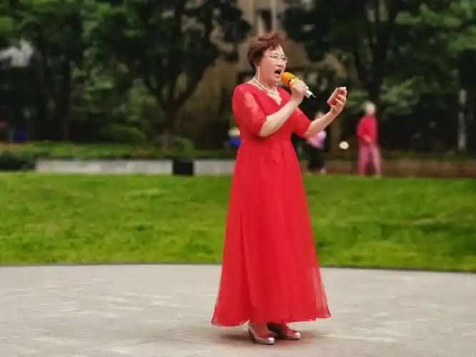 暮年童心不惧老,怡然从容夕阳红———星海老年女声合唱团2019年社区