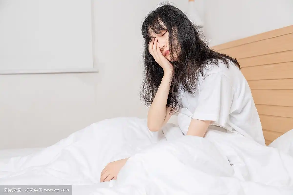 刚刚睡醒的清纯女孩