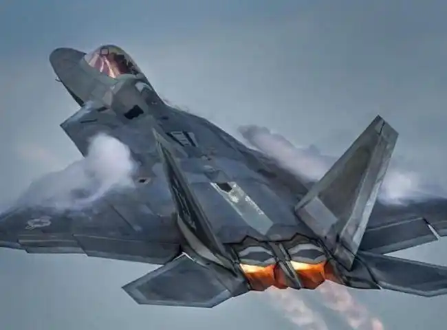 空中突发机械故障,被迫"脸刹"强行降落|f22|战斗机|五代机|战机|第五